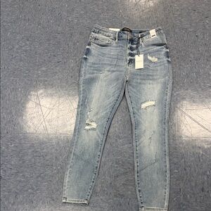 Judy Blue Light Wash Distressed Jeans